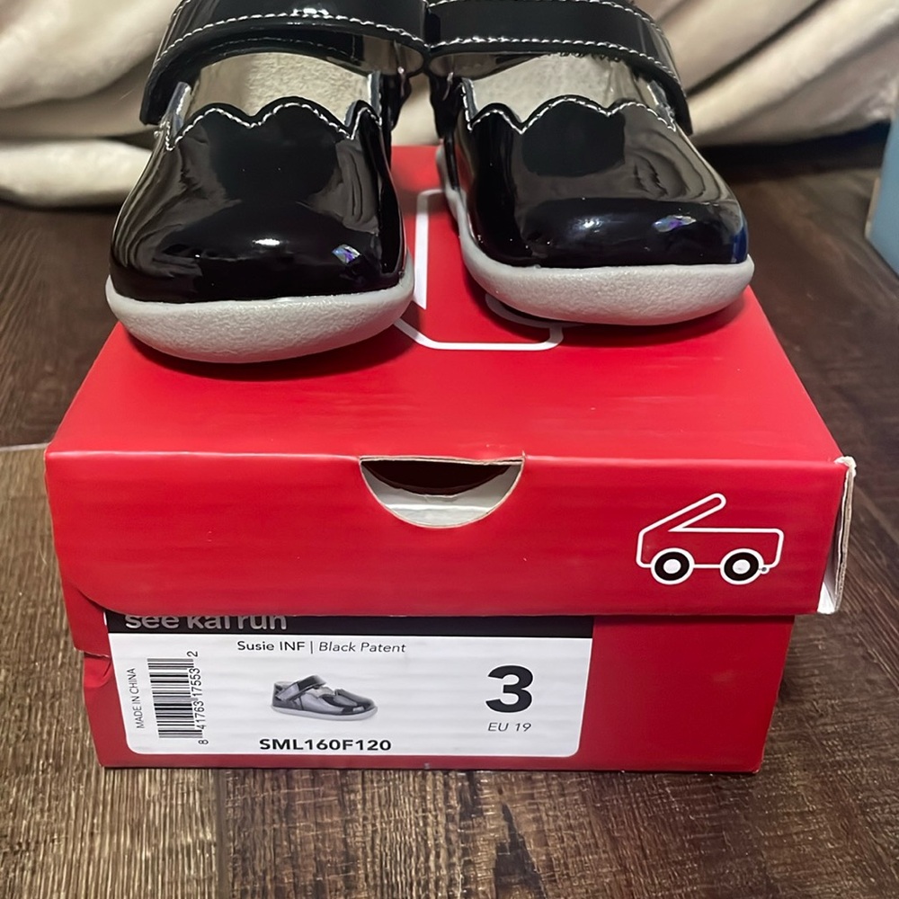 Brand new never worn size 3 little kids